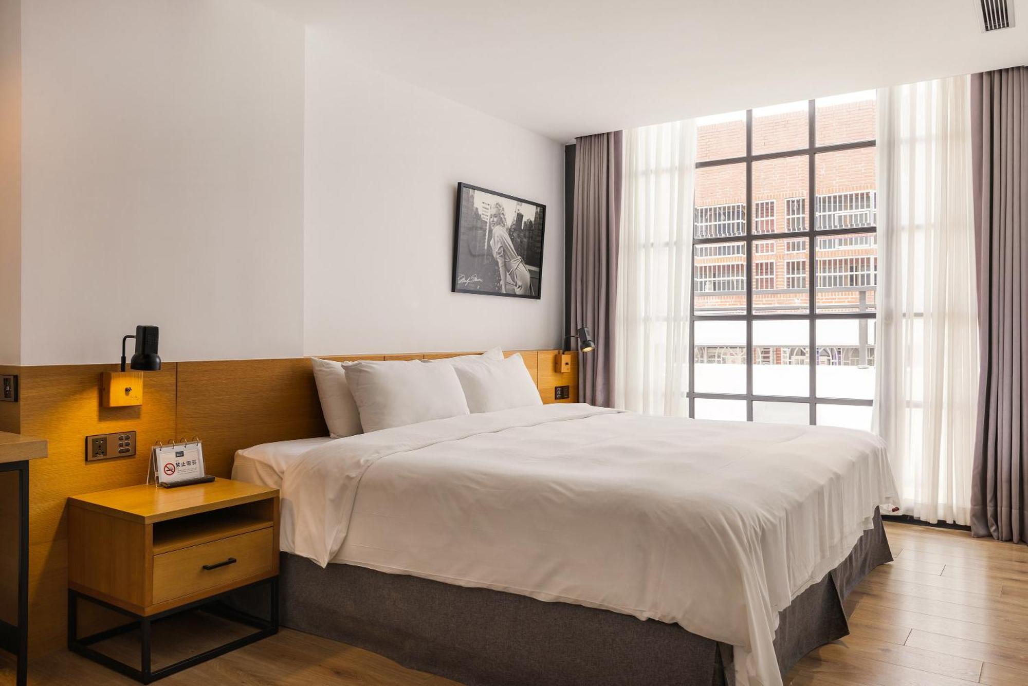 Bluesky Hotel Тайчжун Экстерьер фото